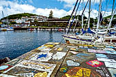 Azzorre, Isola di Faial - Il porto di Horta, i coloratissimi murales dipinti dai velisti nelle loro traversate atlantiche. 